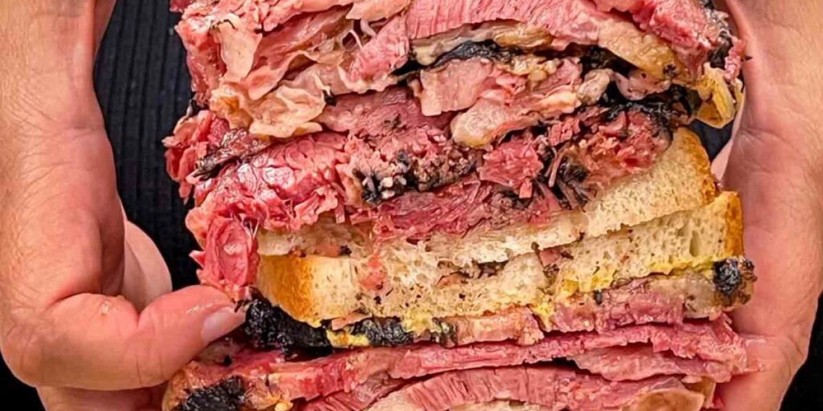 A Taste of the Big Apple: Exploring Iconic New York Food
