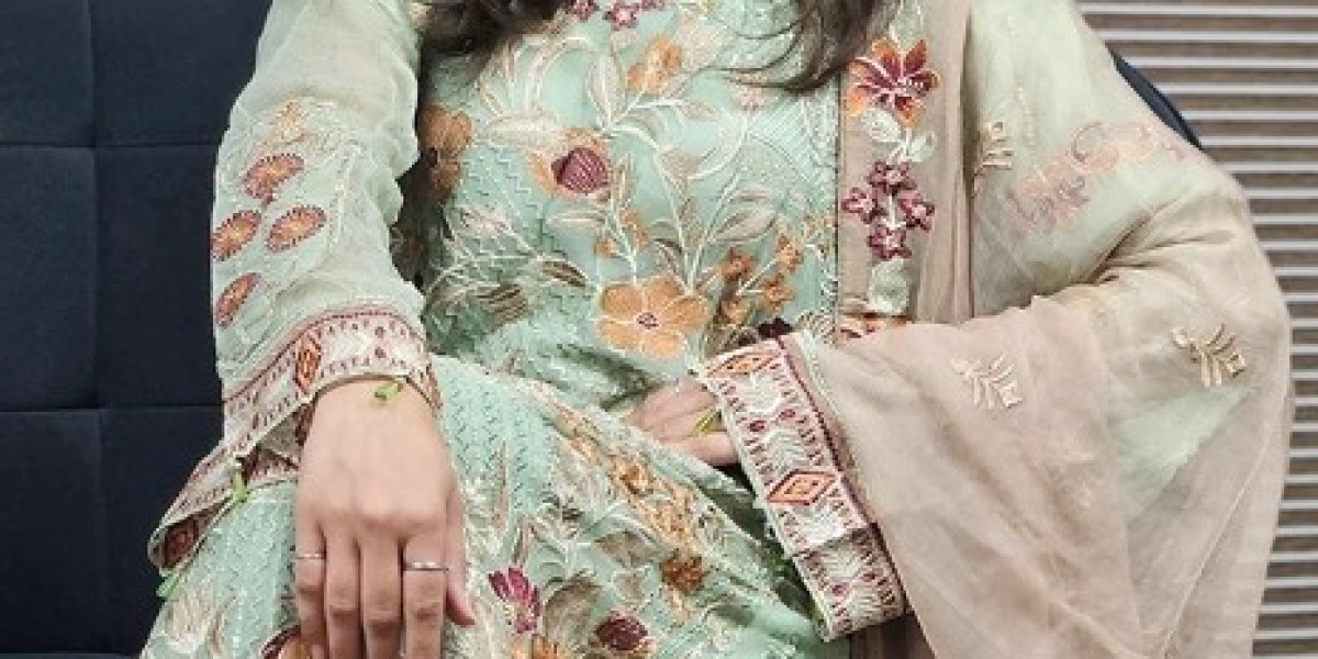 Buy Women Ethnic Wear That Blends Tradition & Trend